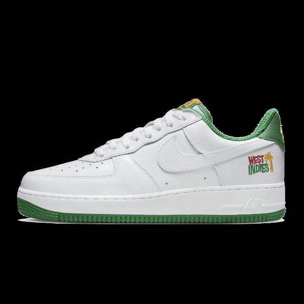 Witte Nike Air Force 1 Low Retro West Indies (2022) sneakers op een groene achtergrond