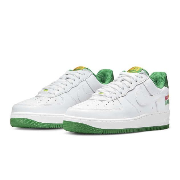 Witte Nike Air Force 1 Low Retro West Indies (2022) sneakers met groene accenten op een witte achtergrond.