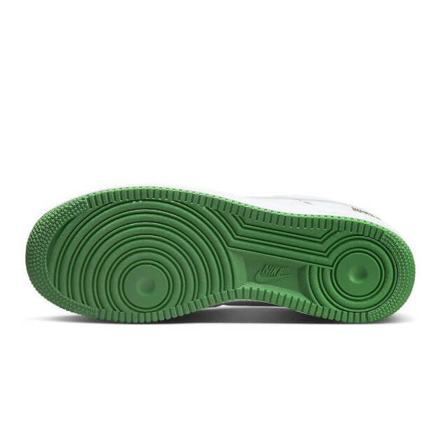 Witte Nike Air Force 1 Low Retro West Indies (2022) sneakers met een groen, geribde rubberen zool.