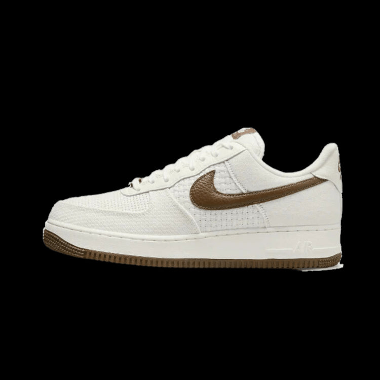 Witte Nike Air Force 1 Low SNKRS Day 5th Anniversary-sneakers op een groene achtergrond