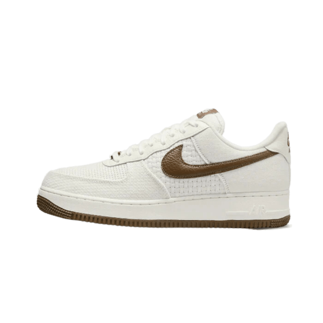 Witte Nike Air Force 1 Low SNKRS Day 5th Anniversary-sneakers op een groene achtergrond