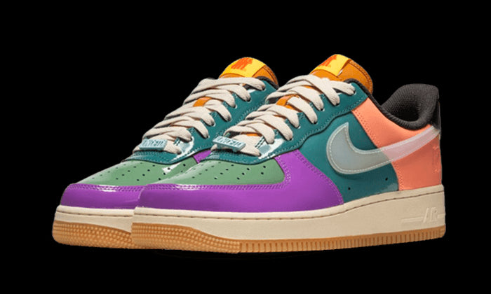 Nike Air Force 1 Low SP Undefeated Multi Patent Celestine Blue sneakers op een groene achtergrond