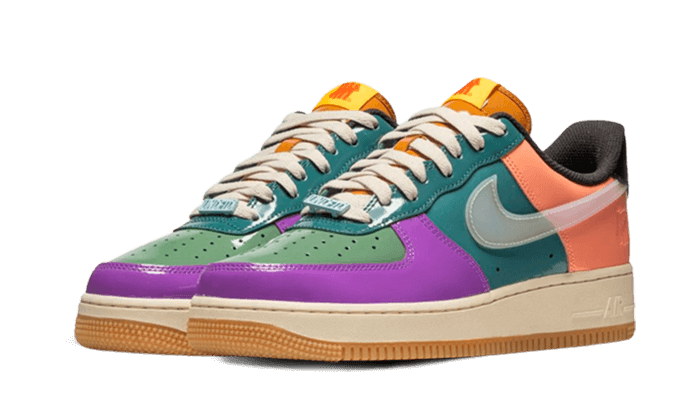 Nike Air Force 1 Low SP Undefeated Multi Patent Celestine Blue sneakers op een groene achtergrond