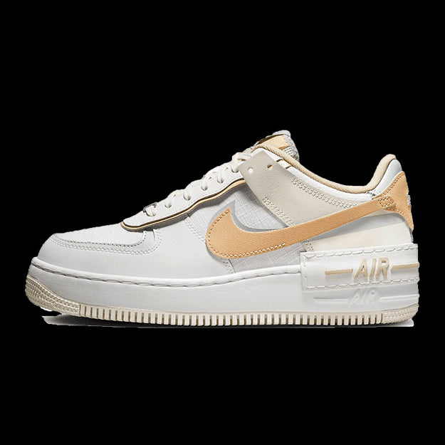 Luxe Nike Air Force 1 Shadow Sail Tan sneakers op neutrale achtergrond