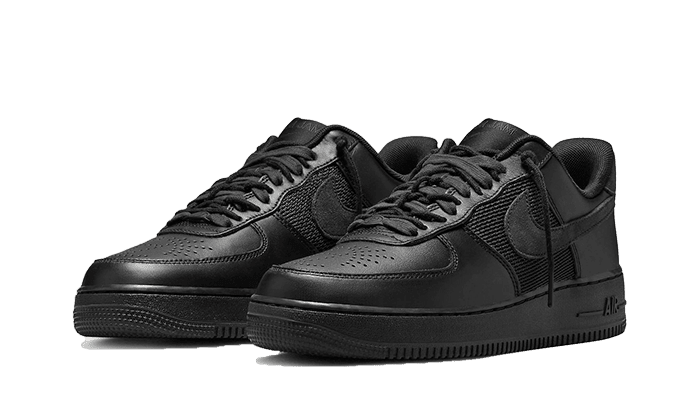 Zwarte Nike Air Force 1 Low Slam Jam sneakers op een effen achtergrond. De klassieke Nike sneakers hebben een leren bovenwerk en zool met een nike-logo op de zijkant.