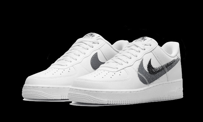 Exclusieve Nike Air Force 1 Low Stencil Swoosh sneakers op een witte achtergrond. De schoenen hebben een klassiek wit leren bovenwerk met een subtiele grafische Swoosh-print. Ideaal voor een stijlvolle casual look.