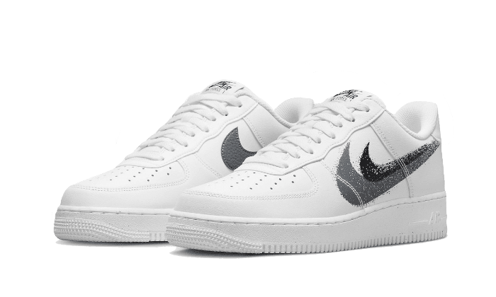 Exclusieve Nike Air Force 1 Low Stencil Swoosh sneakers op een witte achtergrond. De schoenen hebben een klassiek wit leren bovenwerk met een subtiele grafische Swoosh-print. Ideaal voor een stijlvolle casual look.