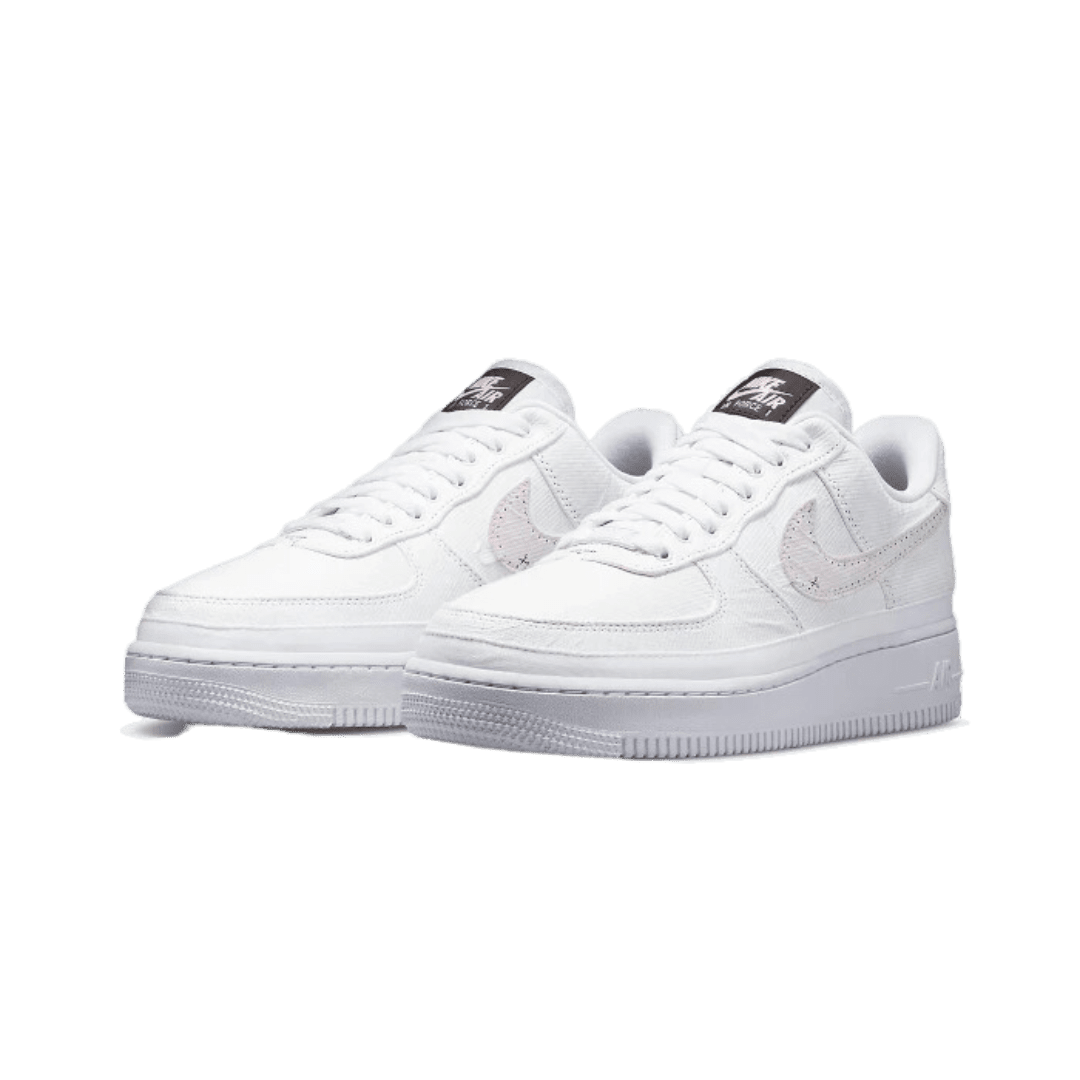 Witte Nike Air Force 1 Low Tear-Away Fauna sneakers op groene achtergrond