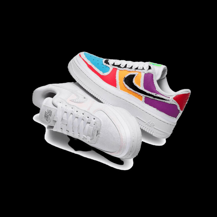 Klassieke witte sneakers met kleurrijke accenten. Nike Air Force 1 Low Tear Away Sail sneakers in een opvallend ontwerp met contrasterende kleuren.