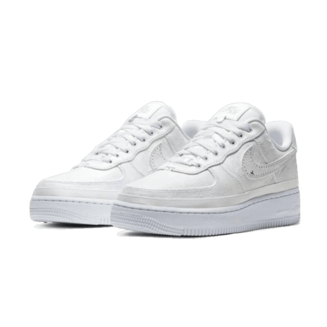 Witte Nike Air Force 1 Low Tear Away sneakers op een neutrale achtergrond