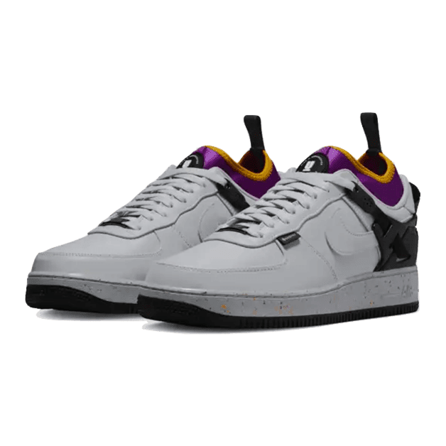Elegante Nike Air Force 1 Low Undercover sneakers in grijze en paarse tinten, met een strak, modern ontwerp en felle accenten.