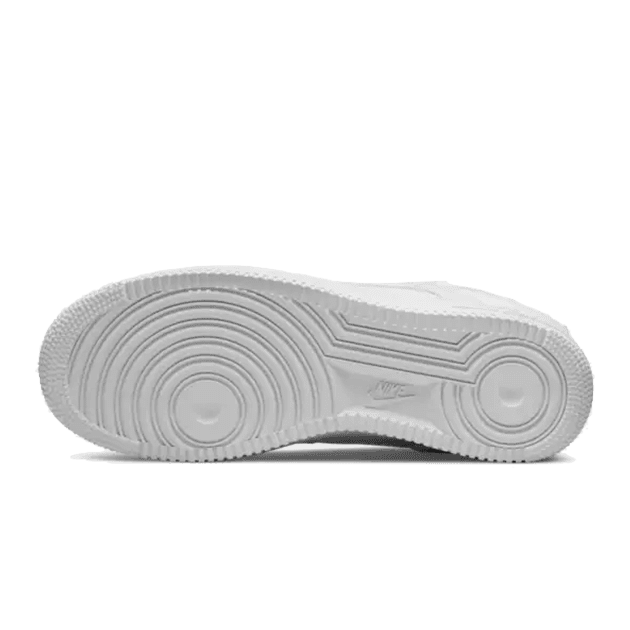 Witte Nike Air Force 1 Low Undercover sneakers op een groene achtergrond