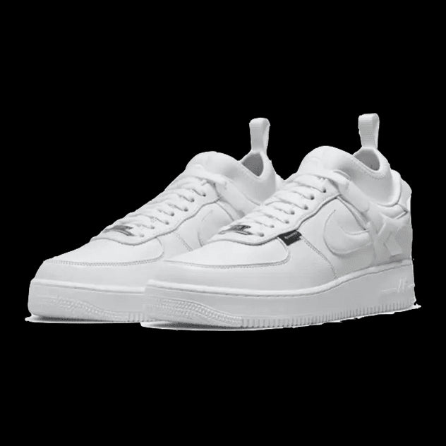 Witte Nike Air Force 1 Low Undercover sneakers in beeld. Deze klassieke sneakers hebben een strak, minimalistisch ontwerp met een volledig witte kleurstelling. De sneakers hebben een duurzame zool en brede veters voor een comfortabele pasvorm.