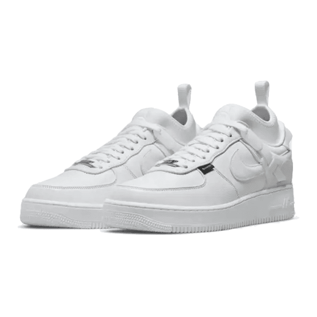 Witte Nike Air Force 1 Low Undercover sneakers in beeld. Deze klassieke sneakers hebben een strak, minimalistisch ontwerp met een volledig witte kleurstelling. De sneakers hebben een duurzame zool en brede veters voor een comfortabele pasvorm.