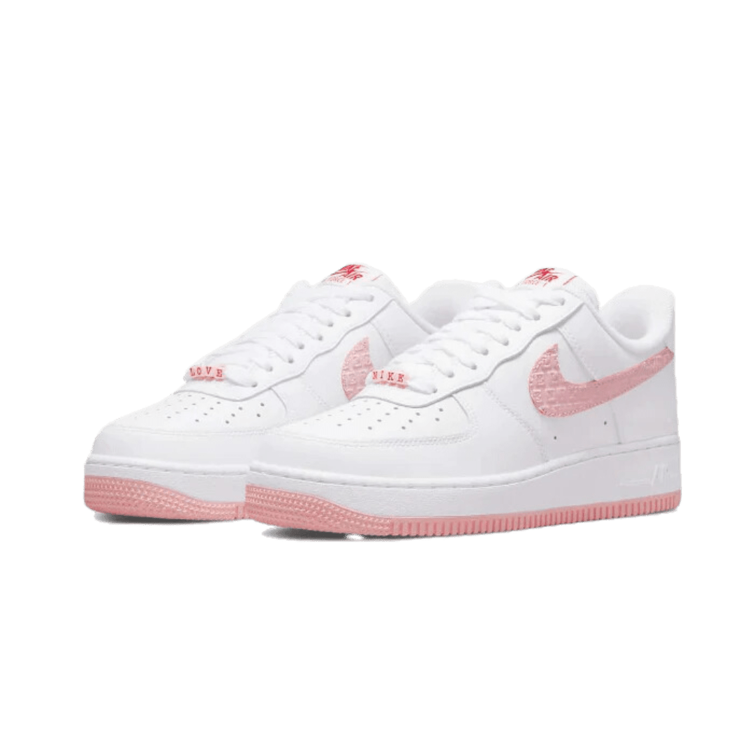 Witte Nike Air Force 1 Low VD Valentijnsdag (2022) sneakers op een groene achtergrond