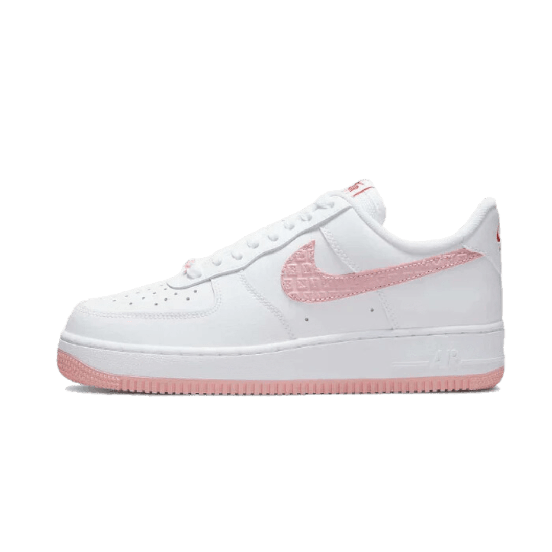 Witte Nike Air Force 1 Low VD Valentines Day (2022) sneakers met roze accenten