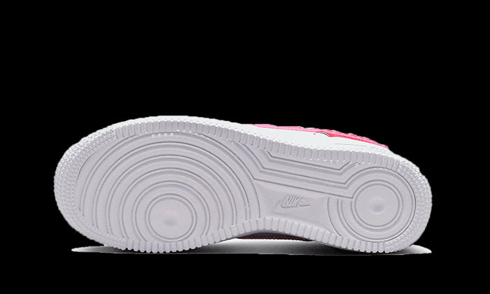 Klassieke Nike Air Force 1 Low sneakers in een speciaal Valentijnsdag design met hartjes-printen op de zijkant
