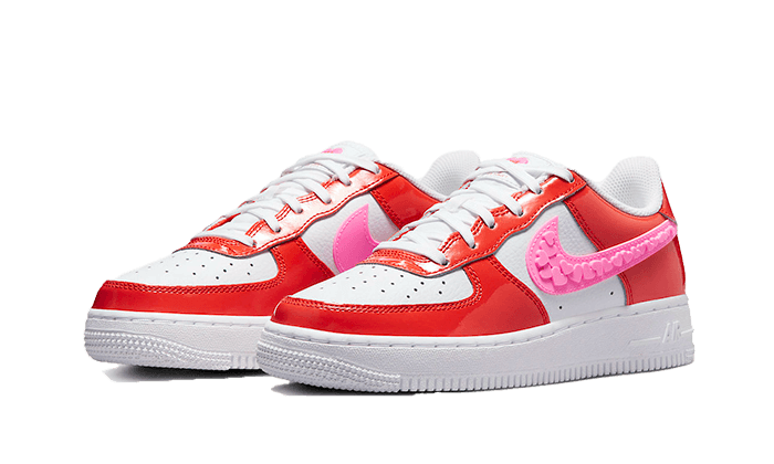 Nike Air Force 1 Low Valentine's Day (2023) sneakers op witte achtergrond