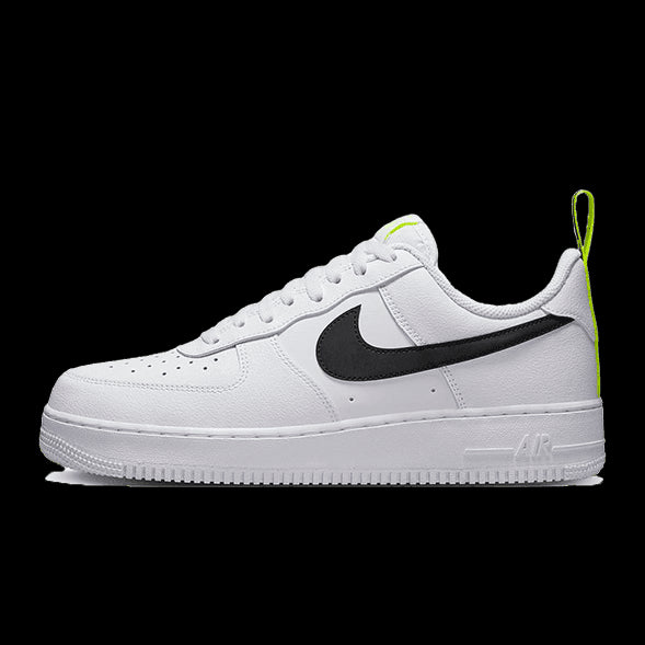 Witte Nike Air Force 1 Low Volt sneakers op een groene achtergrond