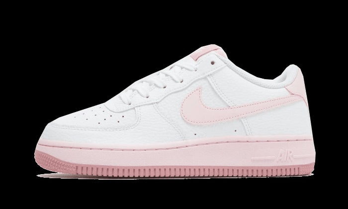 Nike Air Force 1 Low White Pink (2022)
Stijlvolle sneakers met witte en roze accenten op een groen oppervlak