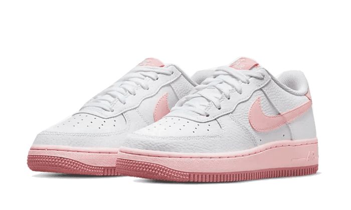 Nike Air Force 1 Low White Pink (2022)
Witte sneakers met roze accenten van het iconische Nike Air Force 1-model, sierlijk geplaatst op een effen achtergrond.