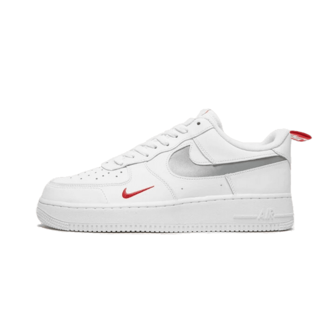 Witte Nike Air Force 1 Low sneakers met rode mini swoosh