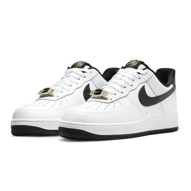 Witte Nike Air Force 1 Low World Champion sneakers met zwarte details, geplaatst op een witte achtergrond.
