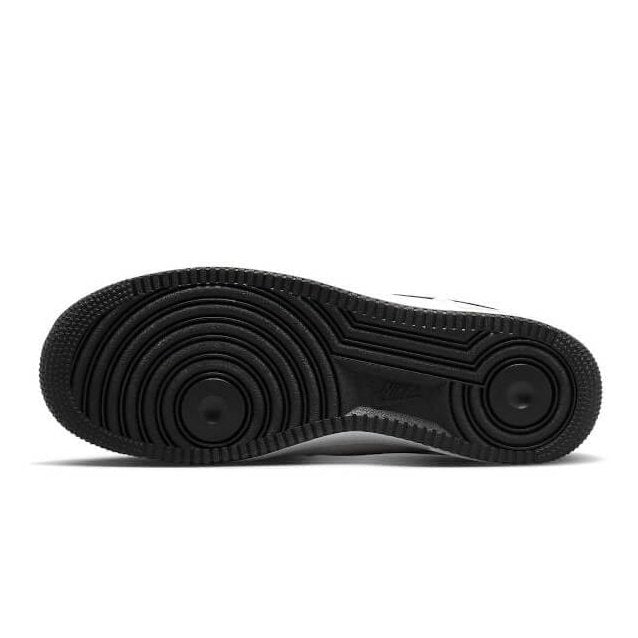 Zool van Nike Air Force 1 Low World Champion sneakers, bestaande uit een gedetailleerd zwart rubberen profiel met spiraalvormige groeven voor grip en stabiliteit.