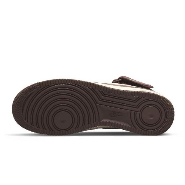 Chocolate bruine Nike Air Force 1 Mid sneakers met een rubberen zool met een elegant en minimalistische ontwerp.