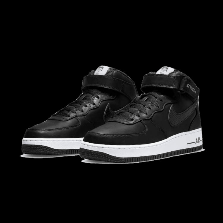 Nike Air Force 1 Mid Stussy All Black
Exclusieve zwarte sneakers van Nike in samenwerking met Stussy in modern, stijlvol ontwerp.