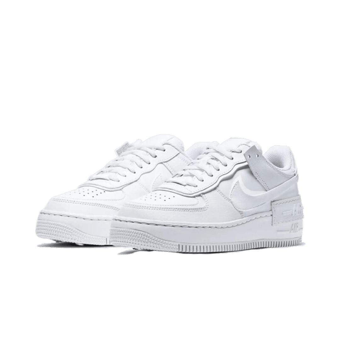 Witte Nike Air Force 1 Shadow sneakers op groene achtergrond