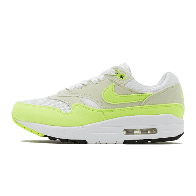Stijlvolle Nike Air Max 1 '87 Volt Suede sneakers op een groene achtergrond