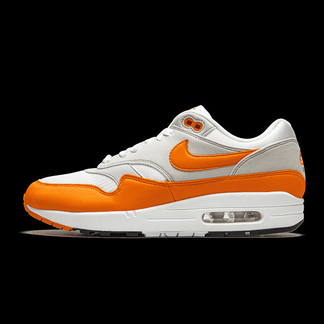 Exclusieve Nike Air Max 1 Anniversary Orange sneakers in moderne, kleurrijke stijl op stijlvolle witte achtergrond