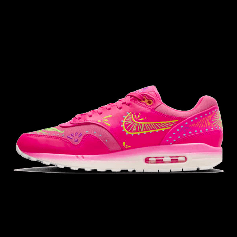 Opvallende Nike Air Max 1 sneakers in felle roze tinten met grafisch patroon