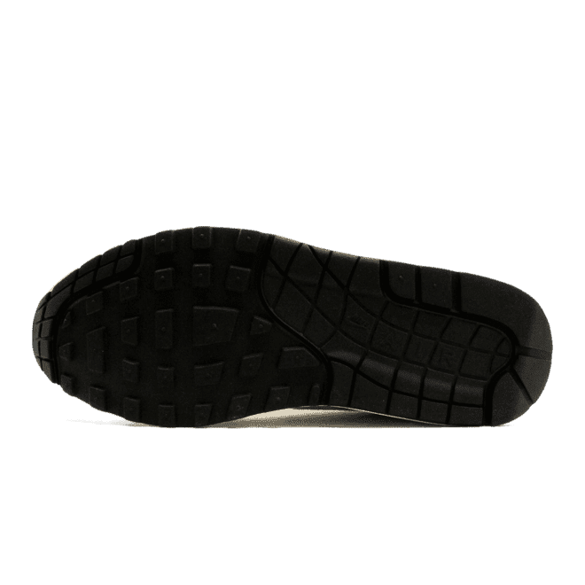 Hoogwaardige Nike Air Max 1 Lemonade sneakers uit 2020 op beoordeling tegen een groene achtergrond