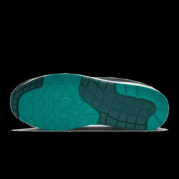 Trendy Nike Air Max 1 Liverpool Lebron James sneakers met een opvallende turquoise zool en subtiele accenten.