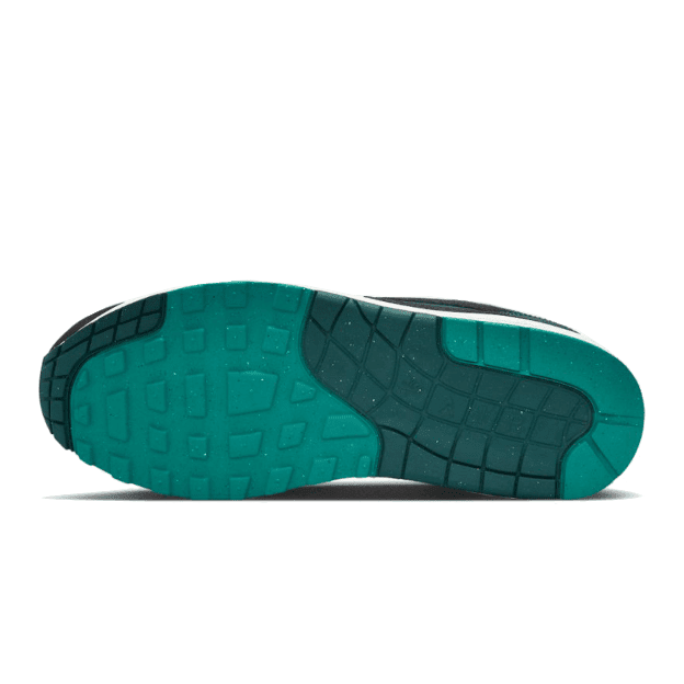 Trendy Nike Air Max 1 Liverpool Lebron James sneakers met een opvallende turquoise zool en subtiele accenten.