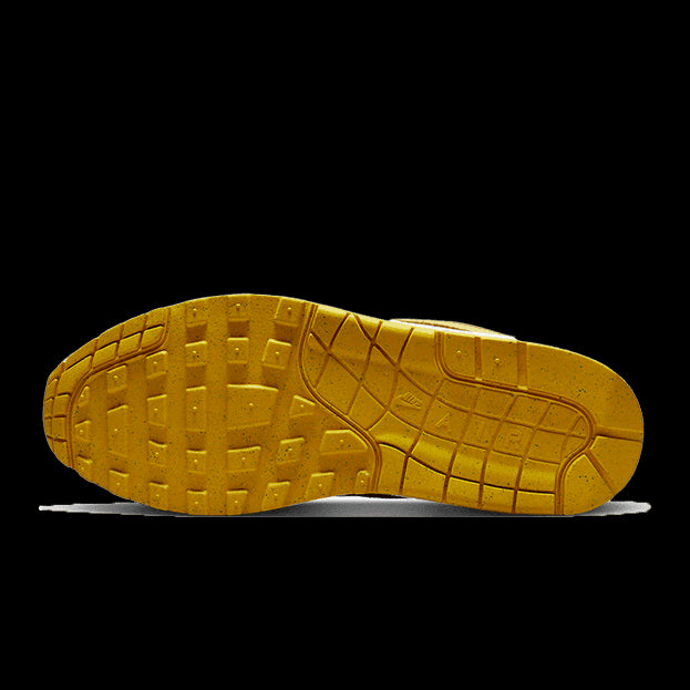 Nike Air Max 1 PRM Duck Pecan sneakers met gele zool op groene achtergrond