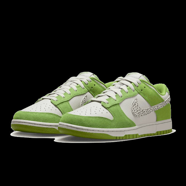 Nike Dunk Low AS Safari Swoosh Chlorophyll-sneakers op groen voetstuk