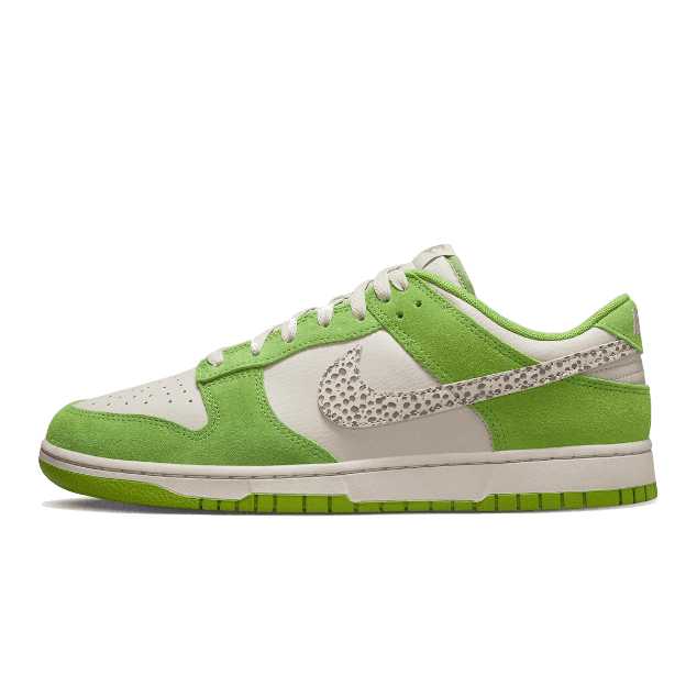 Groene Nike Dunk Low AS Safari Swoosh Chlorophyll sneakers op een groene achtergrond
