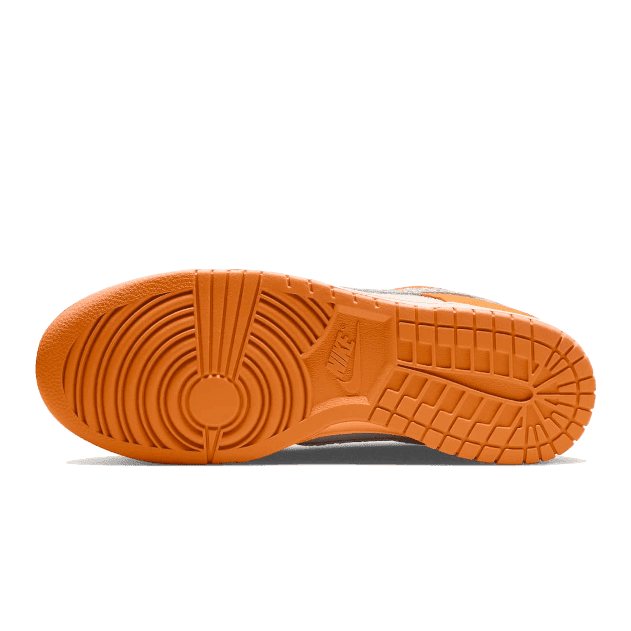 Oranje Nike Dunk Low AS Safari Swoosh Kumquat sneakers met een goed profiel voor grip en stabiliteit.