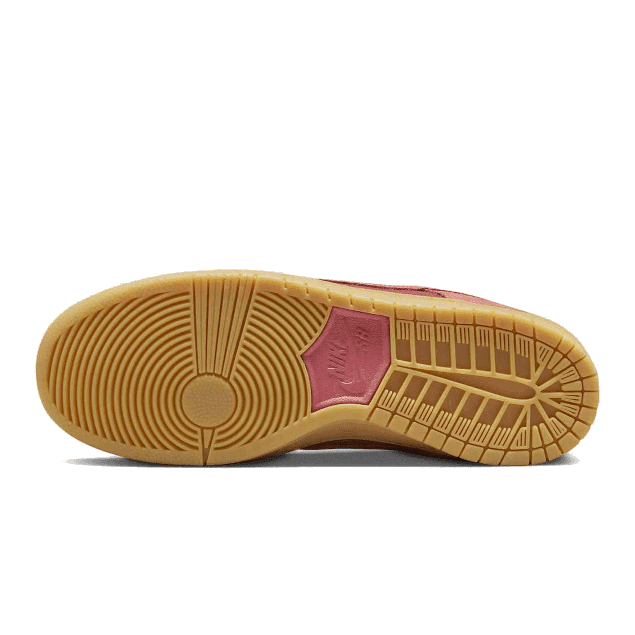 Geborduurde Nike Dunk Low Adobe sneakers met rubberen zool op groene achtergrond