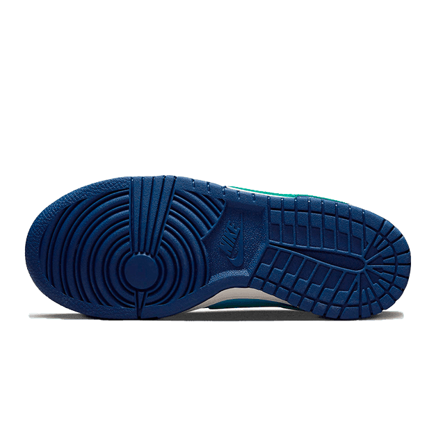 Nike Dunk Low All Star 2023 - nieuwe sneakertrend met donkerblauwe zool en duurzaam design voor de sportievelingen op Sole Central.