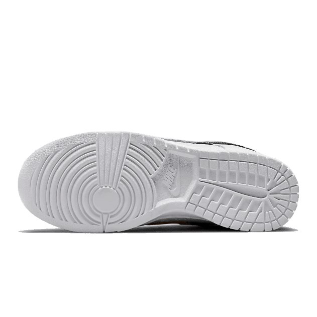 Nike Dunk Low Animal Print sneakers in wit op een groene achtergrond