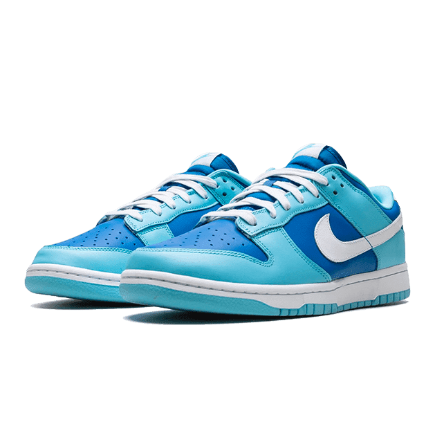 Stijlvolle Nike Dunk Low Argon sneakers in frisse blauwtinten, gepositioneerd op een donkergroene achtergrond. Deze klassieke sneakers bieden comfort en elegantie, waarmee je jouw stijl een upgrade geeft.