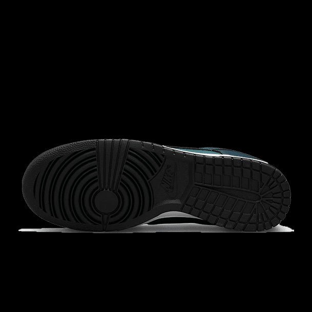 Nike Dunk Low Armory Navy - klassieke lage sneakers met een strakke, minimalistische look en een opvallende zwarte zool.