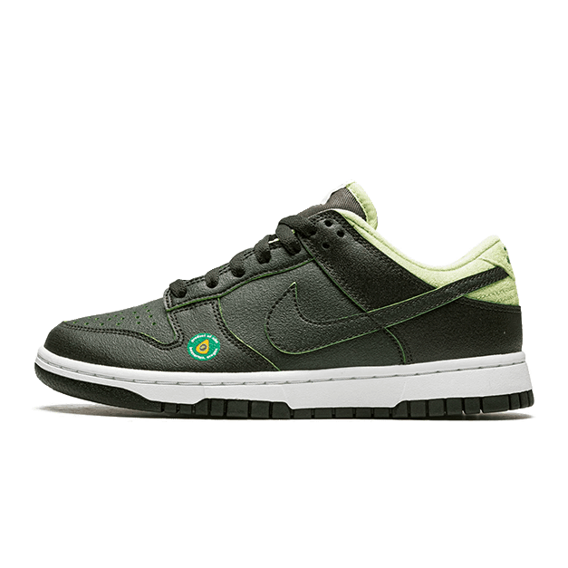 Nike Dunk Low Avocado sneakers op groene achtergrond