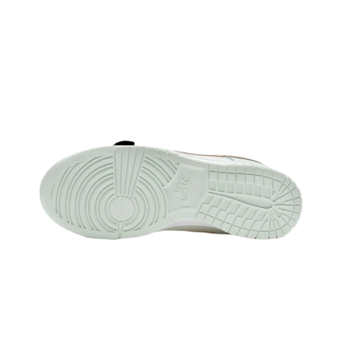 Donkergroene Nike Dunk Low sneakers met witte zool op zwarte achtergrond