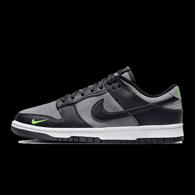 Nike Dunk Low Black Grey Green Strike - Deze klassieke Nike Dunk sneakers in de kleurcombinatie van zwart, grijs en groen strike passen goed bij elke outfit.