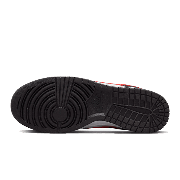 Nike Dunk Low sneakers met zwart, wit en rood design, geschikt voor casual dagelijks dragen